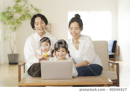 A family of children who operate a personal computer A family of children who operate a personal computer 90046927
