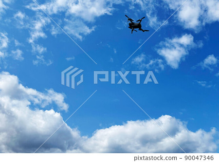 一架起飛飛去航拍的無人機 一架起飛飛去航拍的無人機 90047346