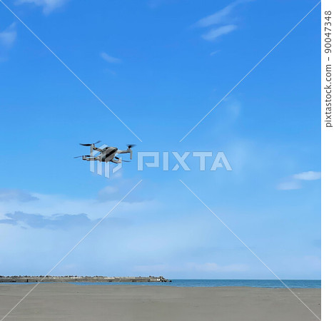 一架起飛飛去航拍的無人機 90047348