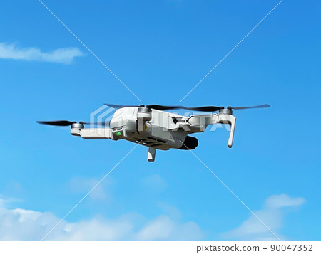 一架起飛飛去航拍的無人機 90047352
