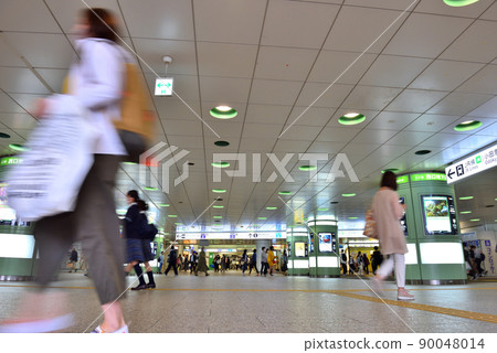 People outside the underground ticket gate at the west exit of Shinjuku Station 90048014