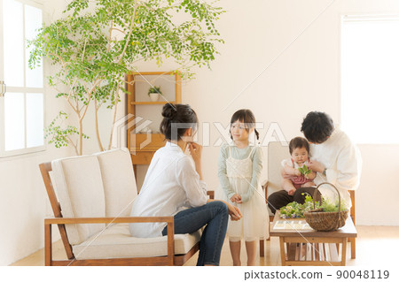 室內幸福的家庭 90048119