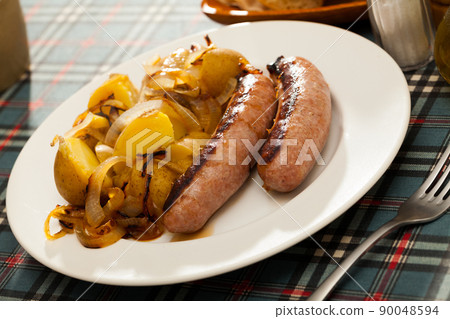 Grilled sausages with potatoes 90048594
