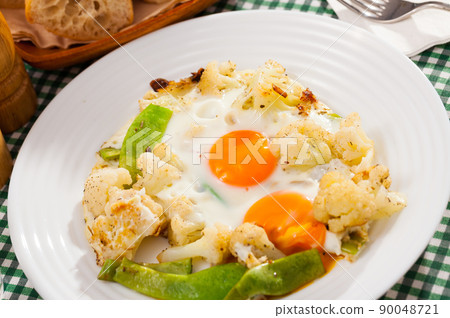 Tasty fried eggs with cauliflower Tasty fried eggs with cauliflower 90048721