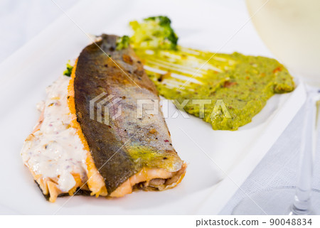 Fried rainbow trout with tartare sauce and wine 90048834