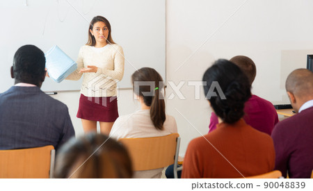 Businesswoman advertises product in front of an audience 90048839