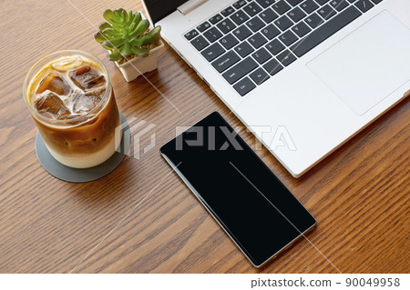 膝上型計算機、電話和咖啡 膝上型計算機、電話和咖啡 90049958