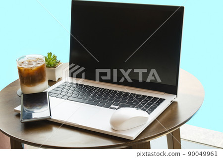 膝上型計算機、電話和咖啡 膝上型計算機、電話和咖啡 90049961