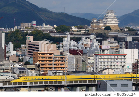 以姬路城為背景奔跑的黃色山陽新幹線姬路相井博士 90050124