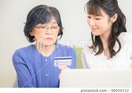 Teaching an elderly mother to enter a credit card Teaching an elderly mother to enter a credit card 90050152