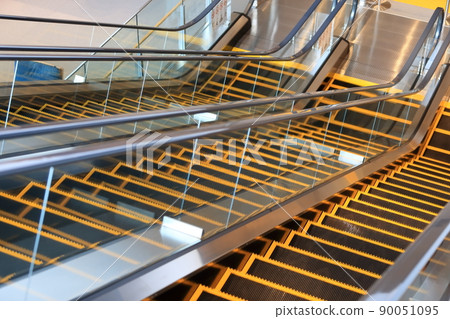 Escalator image Escalator image 90051095