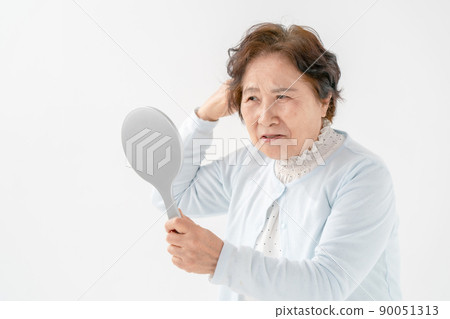 關心髮型的高級女性 90051313