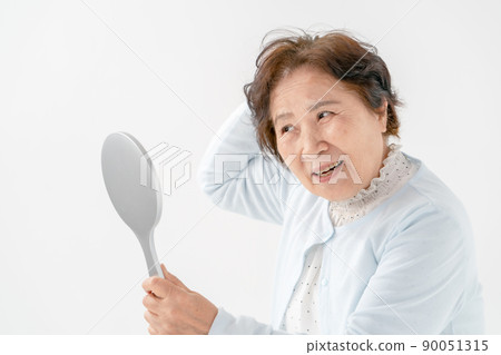 關心髮型的高級女性 90051315