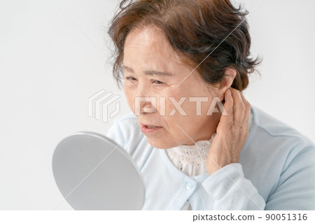 關心髮型的高級女性 90051316