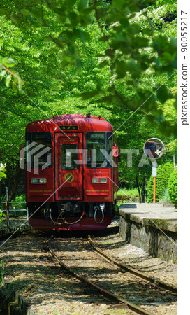新鮮的綠色觀光列車,但垂直組合 新鮮的綠色觀光列車,但垂直組合 90055217