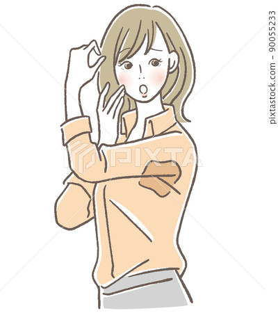 一個女人注意到她襯衫一側的汗水 一個女人注意到她襯衫一側的汗水 90055233