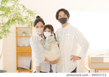 Family with a mask indoors 90055715