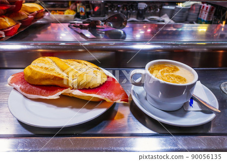 火腿三明治和熱咖啡 90056135