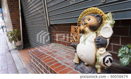A raccoon dog placed at the entrance of the shop 90056674