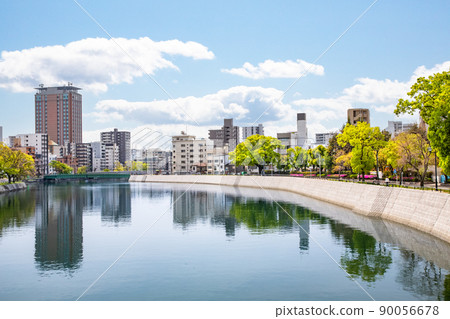 It is an urban landscape with a river. It shows the lower reaches of the Tenma River. Hirose Bridge Nishizume. Hiroshima Prefecture 90056678