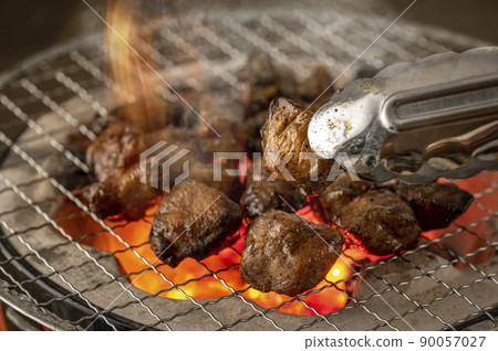 Charcoal grilling of chicken 90057027