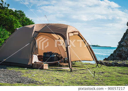 Camp solo camp in a dome tent Refreshing solo camp in the blue sky 90057217