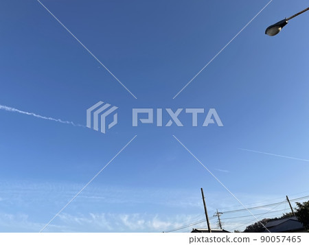 清楚的藍天和凝結尾跡 90057465