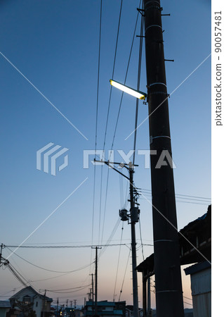 黃昏的電線桿和城市景觀 90057481