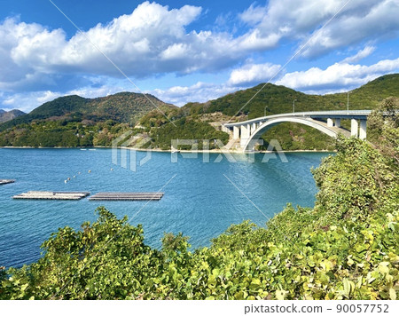Okayama remote island _ Kashirajima Ohashi and oyster shelves seen from Kashirajima 90057752