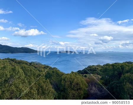 從岡山縣日瀬島的狸山展望台眺望全景 從岡山縣日瀬島的狸山展望台眺望全景 90058553