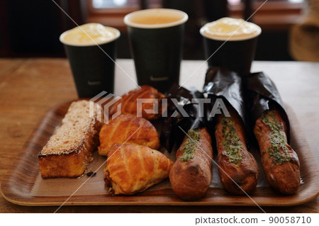 Delicious bread and coffee from a fashionable bakery Delicious bread and coffee from a fashionable bakery 90058710
