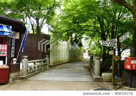 京都市大原三善院(大原小徑)入口處的涼川魚山橋和新鮮的綠色 京都市大原三善院(大原小徑)入口處的涼川魚山橋和新鮮的綠色 90059158