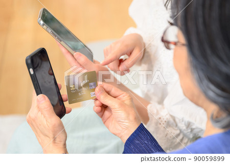 A bird's-eye view of the elderly who are taught to register a credit card A bird's-eye view of the elderly who are taught to register a credit card 90059899