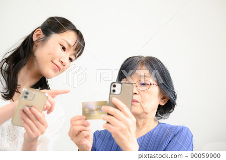 Daughter who teaches mother how to register a credit card There is a copy space Daughter who teaches mother how to register a credit card There is a copy space 90059900