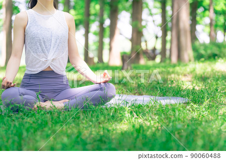 一個女人在樹林裡做瑜伽 森林瑜伽公園瑜伽 一個女人在樹林裡做瑜伽 森林瑜伽公園瑜伽 90060488