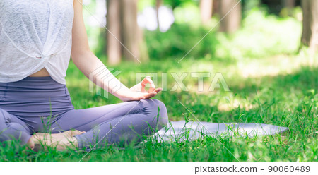 一個女人在樹林裡做瑜伽 森林瑜伽公園瑜伽 90060489