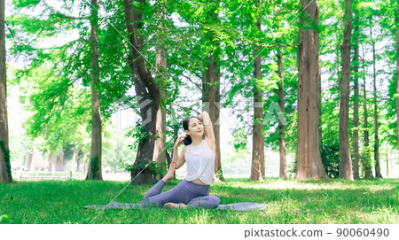 一個女人在森林裡做瑜伽 森林瑜伽公園瑜伽 90060490