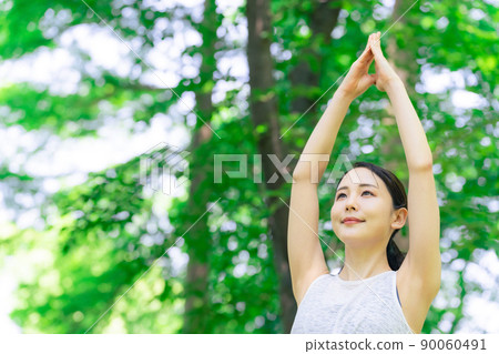 一個女人在森林裡做瑜伽 森林瑜伽公園瑜伽 90060491