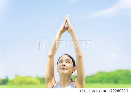 一個女人在戶外做瑜伽公園瑜伽 一個女人在戶外做瑜伽公園瑜伽 90060504