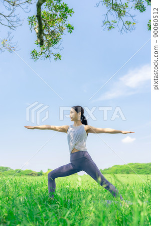一個女人在戶外做瑜伽公園瑜伽 90060512