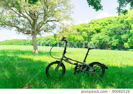 草地上的小輪自行車 Mini Bello 折疊自行車 90060526
