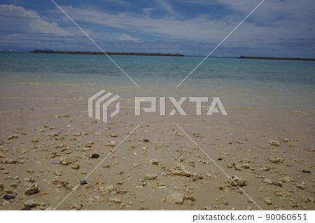 石垣島前里海灘的白色沙灘和清澈湛藍的大海 90060651