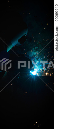 Welder uses torch to make sparks during manufacture of metal equipment 90060940