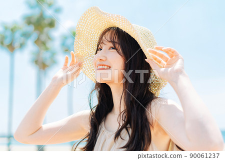 年輕女性的度假形象 90061237