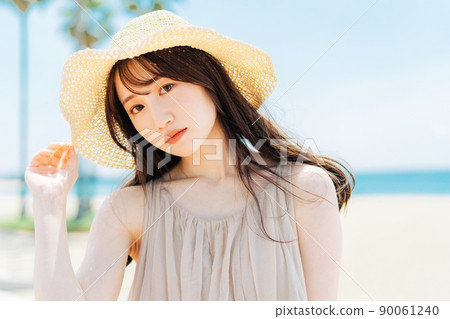 年輕女性的度假形象 90061240