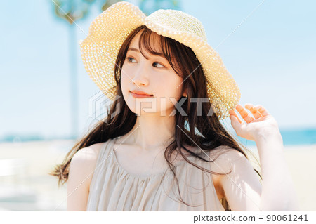 年輕女性的度假形象 90061241