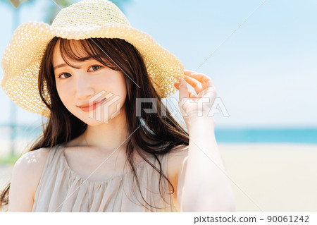 年輕女性的度假形象 90061242