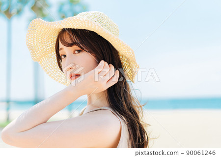 年輕女性的度假形象 90061246
