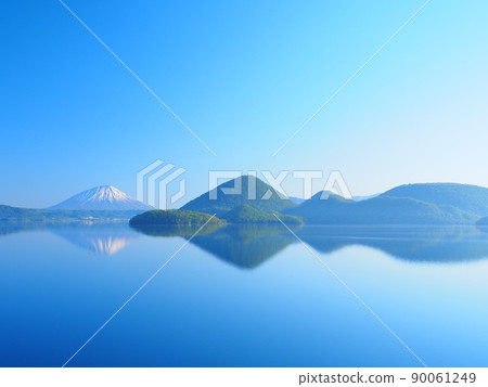 北海道洞爺湖和羊蹄山倒影的絕景 北海道洞爺湖和羊蹄山倒影的絕景 90061249