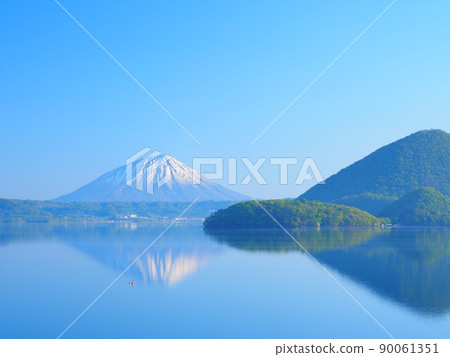 Superb view of Hokkaido Lake Toya and Mt. Yotei reflection 90061351